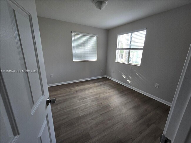 Building Photo - 1410 SE 24th Ct