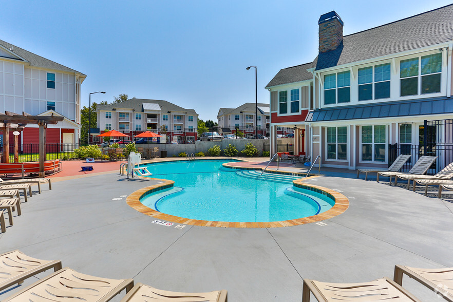 pool - Walden Station Apts