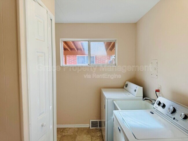 Building Photo - 411 S Simms St