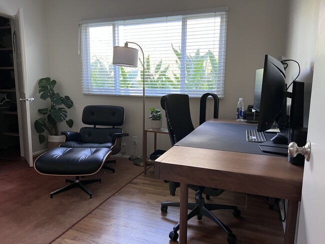 Building Photo - 3200 Oak Ave