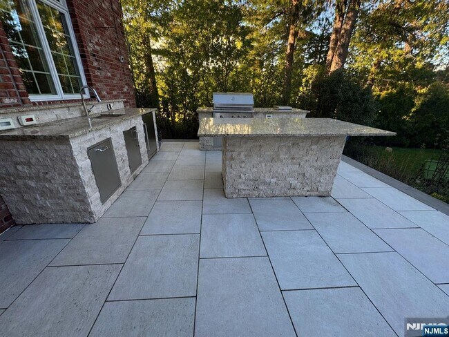 Building Photo - 417 N Woodland St