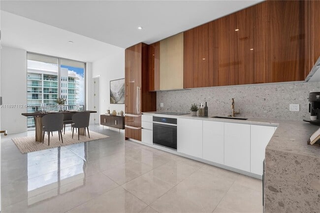 Building Photo - 2655 S Bayshore Dr