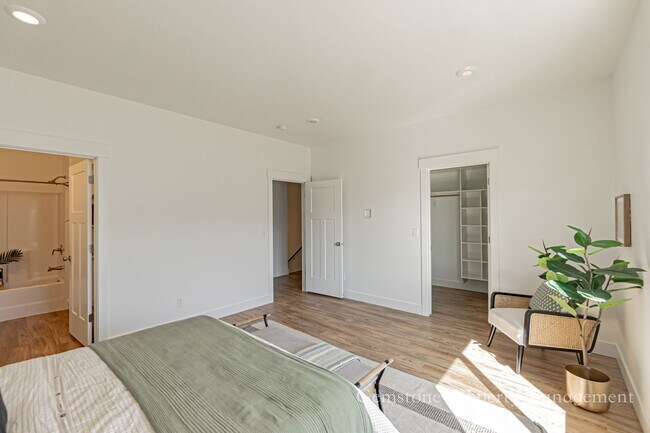 Building Photo - $300 off first month for February move-in - END UNIT - Darling 3 Bed 2.5 bath townhome in Sugar C...