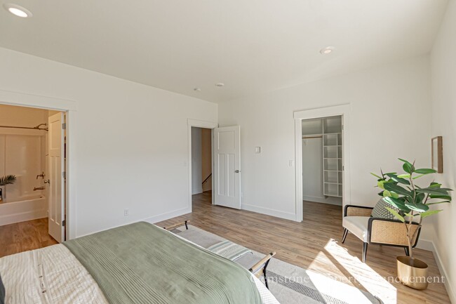 Building Photo - Darling 3 Bed 2.5 Bath Townhome located in...