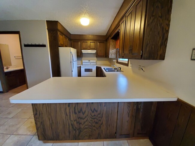 Building Photo - 3 bed 2.5 bath townhouse