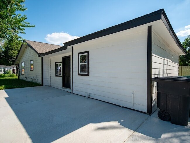 Building Photo - 6802 Eastwood St