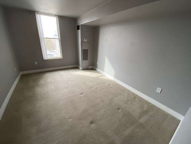 Building Photo - 601 W 11th Ave