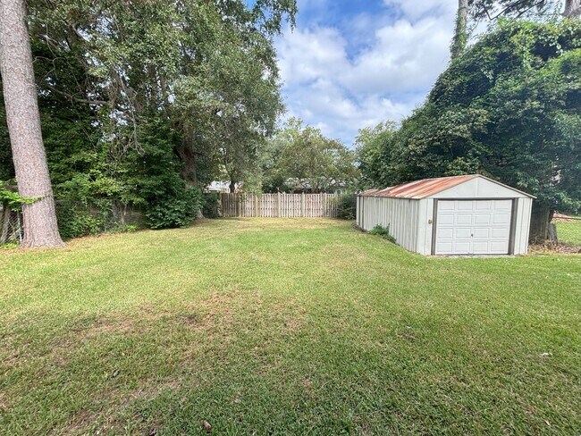 Building Photo - Get on over to Glendale!