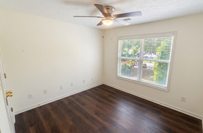 Building Photo - End Unit Townhome - Included in the RENT Water, Trash and Lawncare!