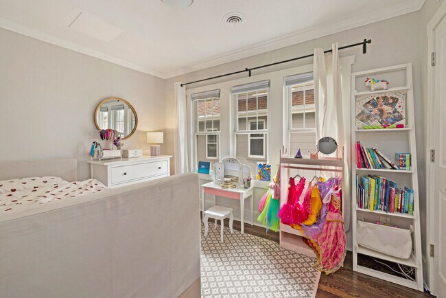 Building Photo - 4445 N Frederick Ave