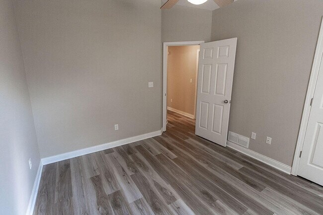 Building Photo - 6900 Madison Creek Dr