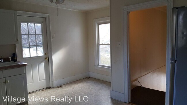 Building Photo - 102 E Brown St