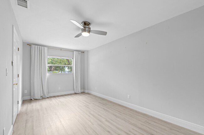Building Photo - 259 Bloomfield Dr