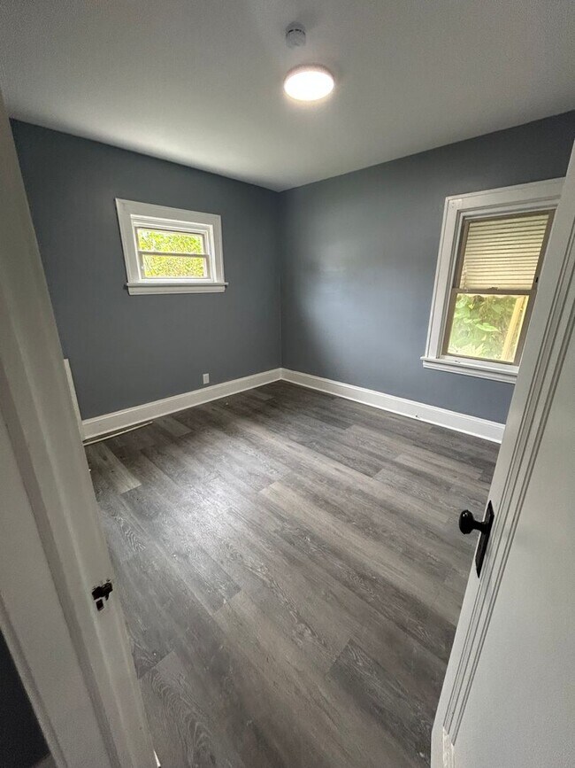 Building Photo - SECTION 8 READY!!