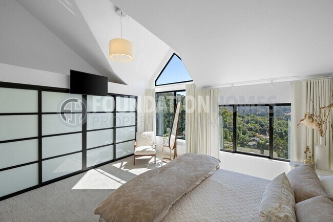 Building Photo - Modern View Condo Steps from Trails & Gold...