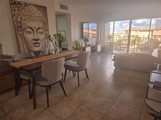 Building Photo - 8889 Fontainebleau Blvd