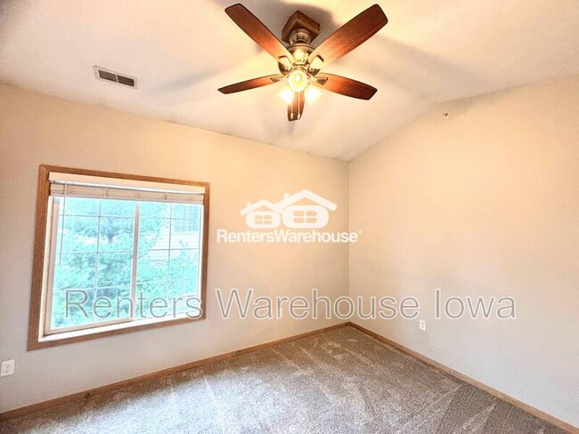 Building Photo - 2000 Meadow Ct