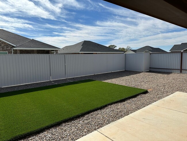 Building Photo - NEWER HOME IN THE COLONIES