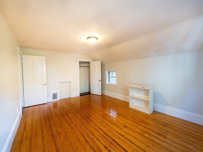 Building Photo - 12 Adella Pl