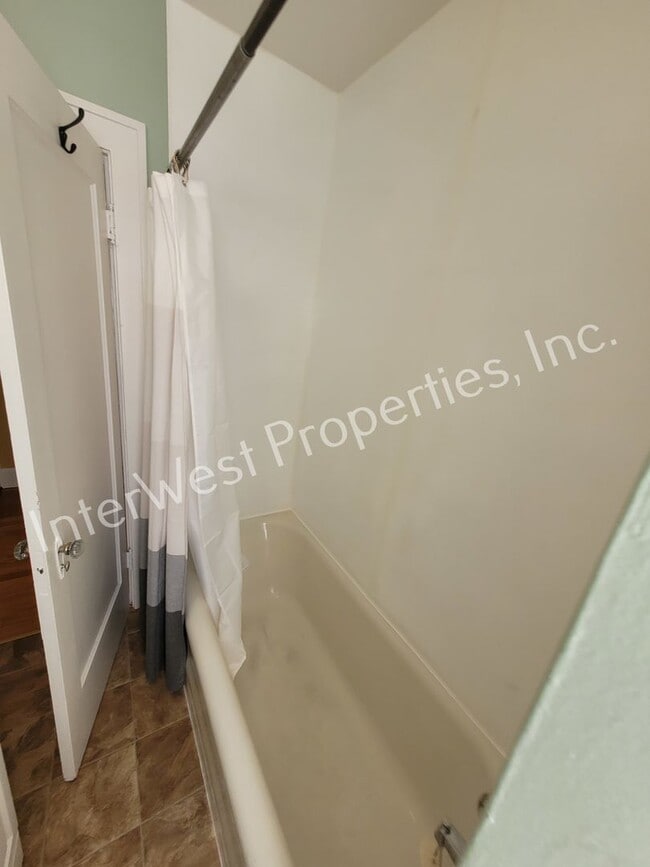 Building Photo - ADORABLE 2 BEDROOM HOUSE IN NORTH PORTLAND WITH LARGE BACK YARD & 2 CAR GARAGE!