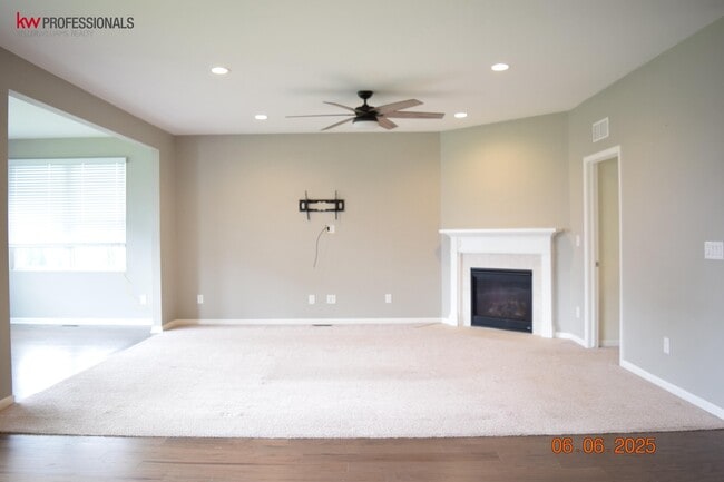 Building Photo - 49603 Shoreline Dr