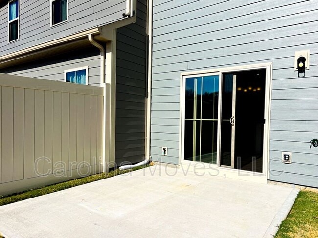 Building Photo - 535 Martin Crk Dr