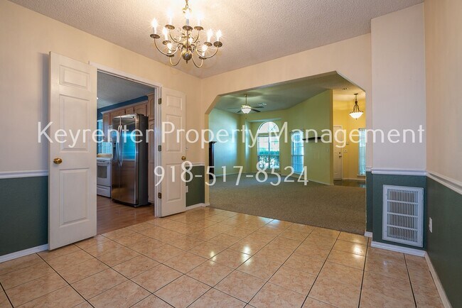 Building Photo - Charming 3 bedroom home with cozy fireplace and 2 car garage!! Price drop!