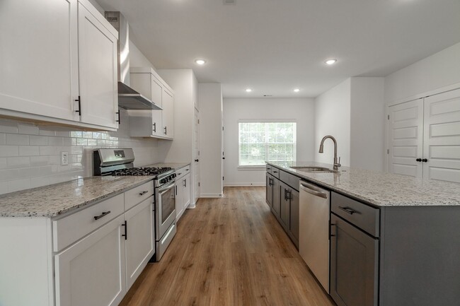 Building Photo - LIKE NEW 3-bedroom 2.5 bath Townhome in Fa...