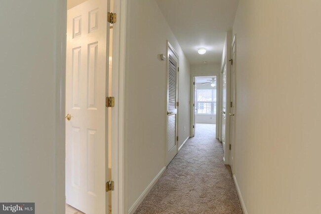 Building Photo - 211 Sparrow Rd