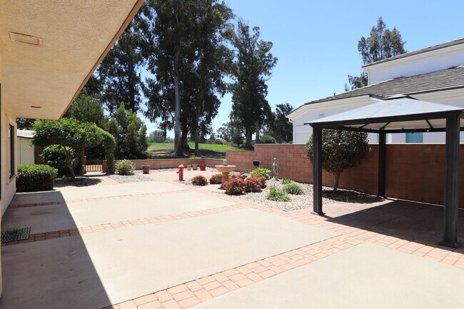 Building Photo - Beautiful Executive Home on the Golf Course