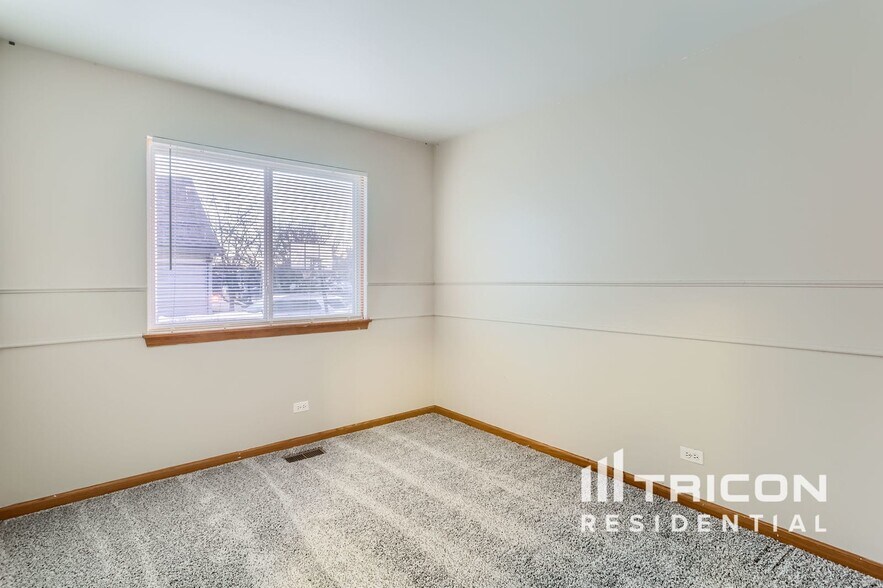 Building Photo - 924 Deer Trail Dr