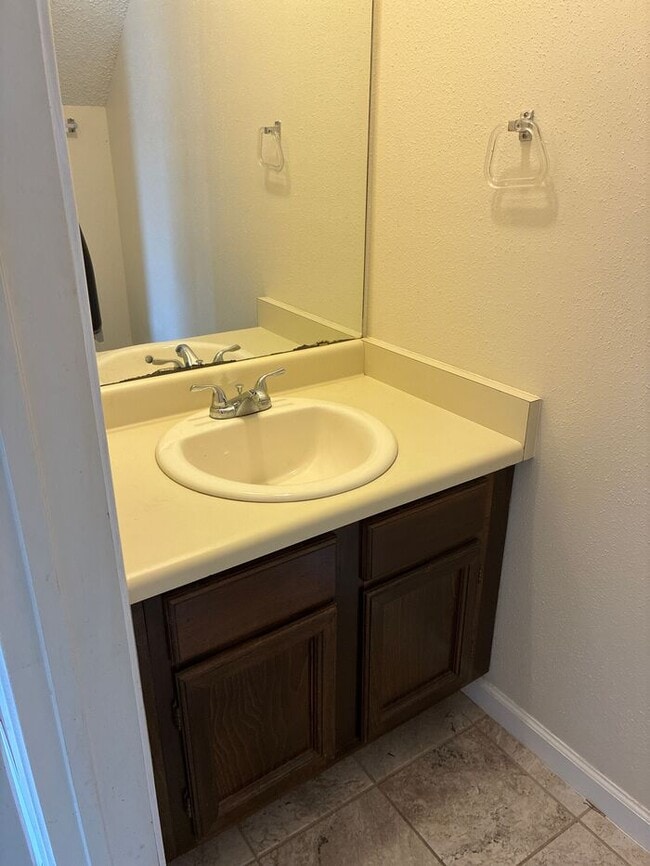 Building Photo - 1BR/1.5BA w/ Fireplace • Balcony • Pool Access in San Antonio