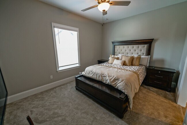 Building Photo - Available end of January in beautiful Summ...