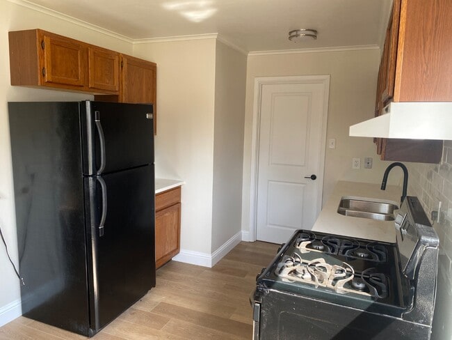 Building Photo - 664 N Walnut St