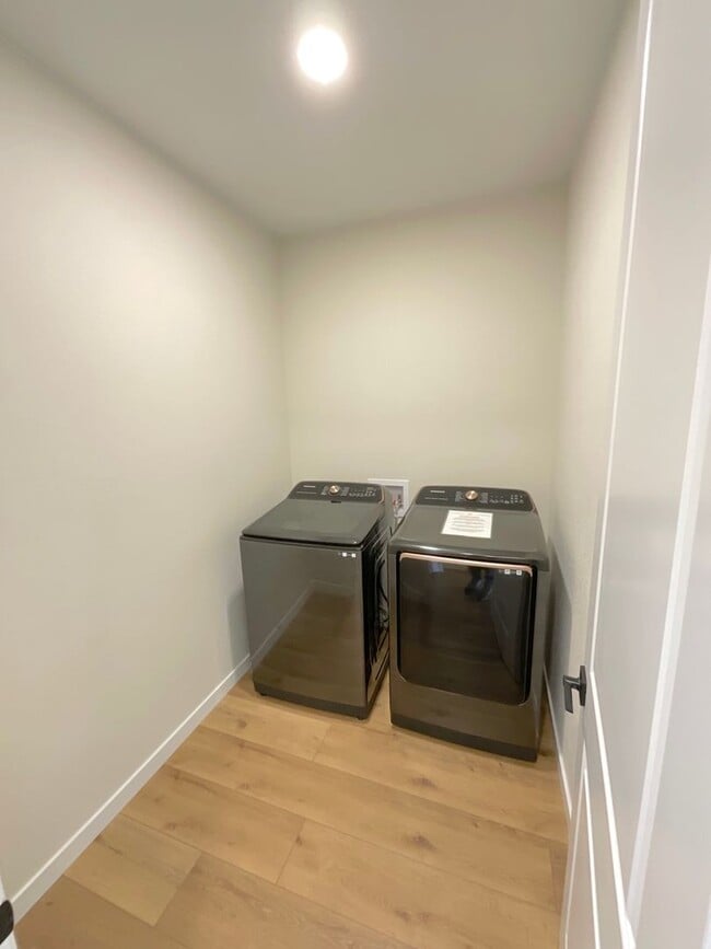 Building Photo - 3 Bedroom Home Available Near N Powers Blvd & Dublin Blvd!