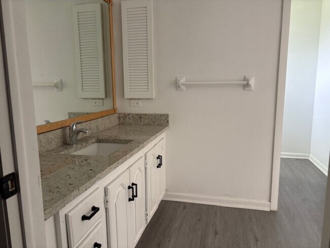 Building Photo - ******HOLIDAY SPECIAL NO RENT FOR DECEMBER****** Charming 2-Bedroom Home in Prime Cape Coral Loca...