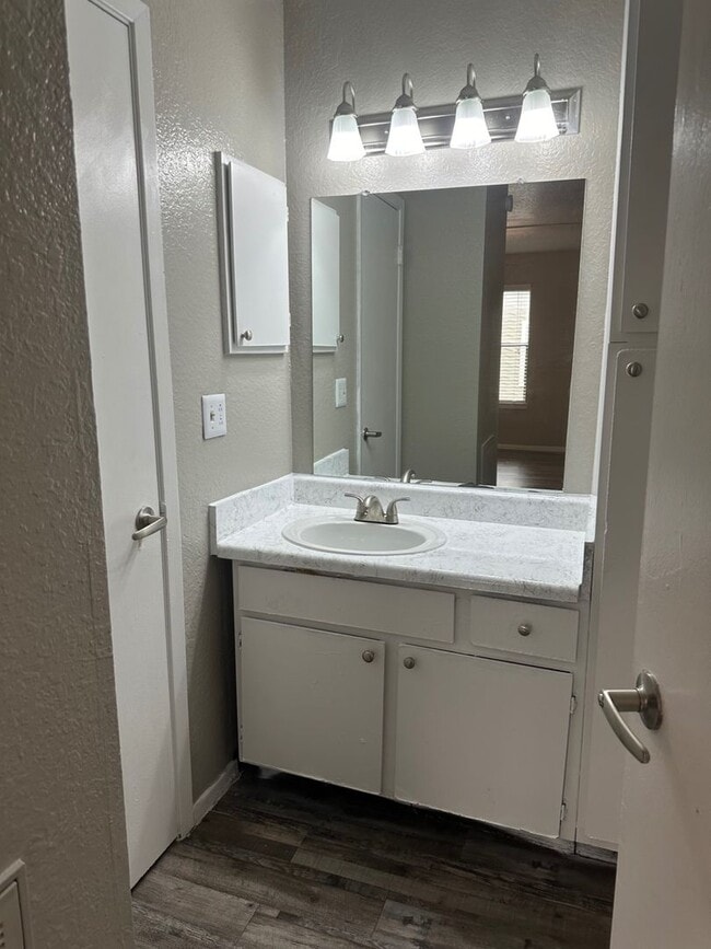Building Photo - Spacious Two Bedroom Townhome with Private Patio!