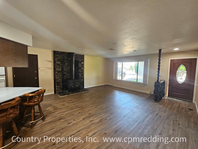 Building Photo - Price Reduced! Spacious House with Landsca...