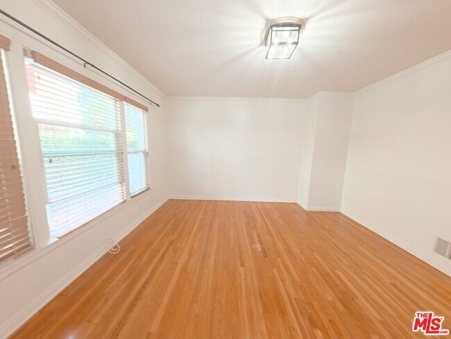 Building Photo - 442 Kelton Ave