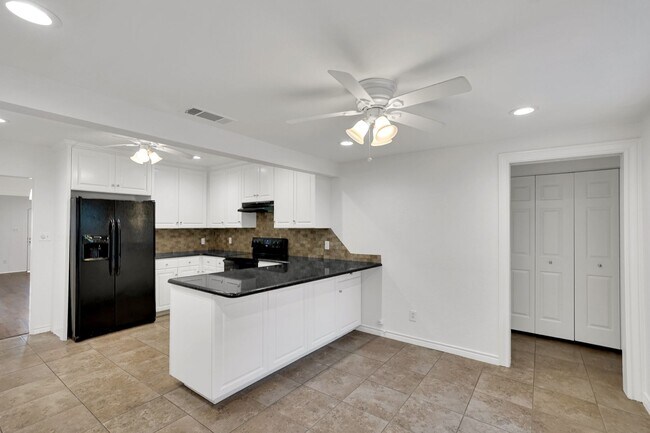 Building Photo - Bluebonnet Circle Charmer