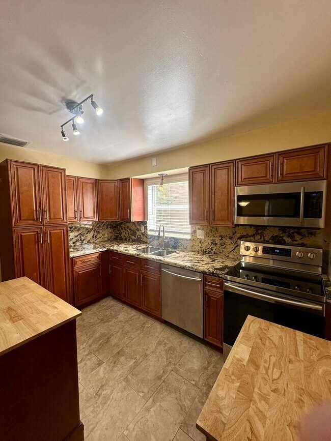 Building Photo - Easy Coastal Living Just Minutes from Downtown!