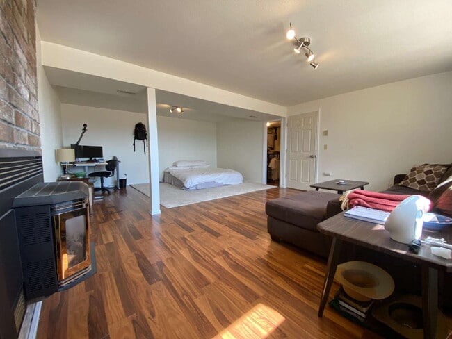Building Photo - Downstairs Suite with Private Kitchen & Ba...