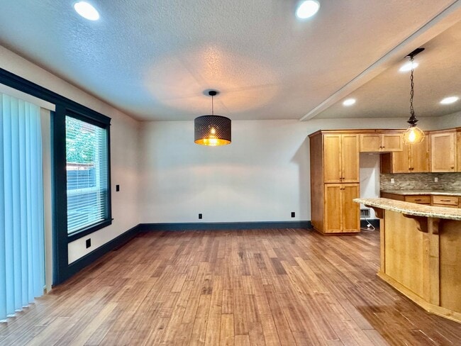 Building Photo - GORGEOUS Townhome...  LOCATION , LOCATION near Peace Health Hospital