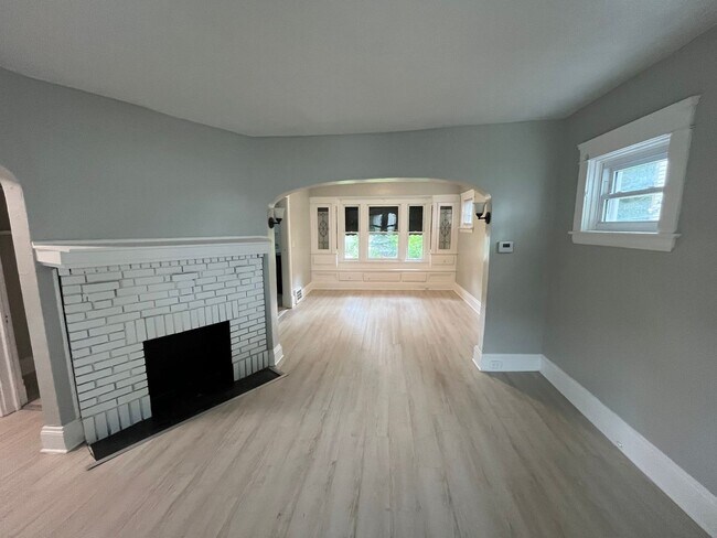 Building Photo - Three bedroom one bathroom home for rent