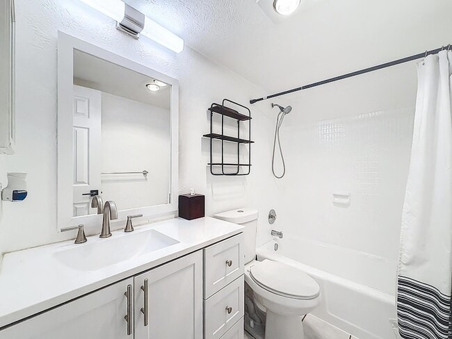 Building Photo - 305 SE 11th Ave