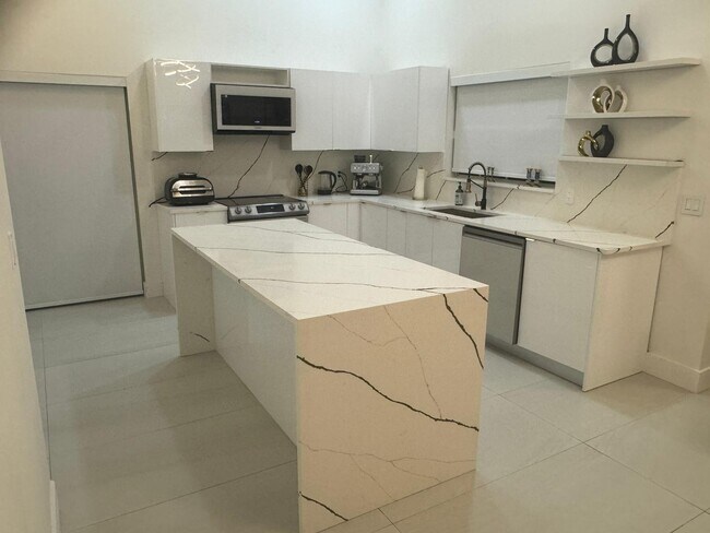 Building Photo - 18 Selby Ln