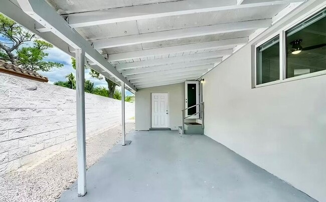 Building Photo - 719 NE 38th St