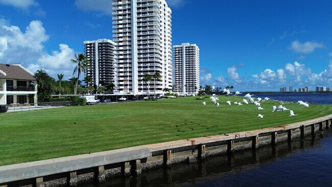 Building Photo - 115 Lakeshore Dr