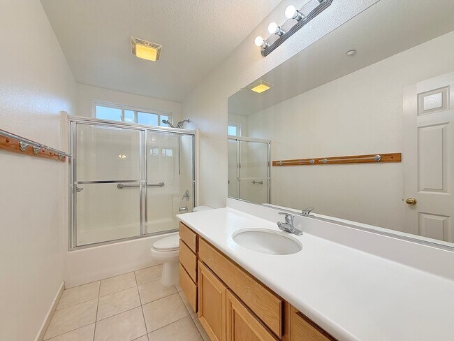 Building Photo - Beautiful 5B/3BA Home in Vista Available for Rent!