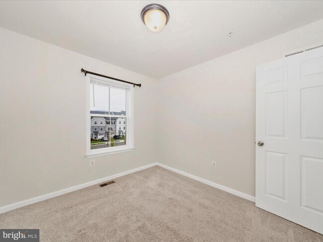 Building Photo - THREE LEVEL TOWN HOUSE IN KELLERTON